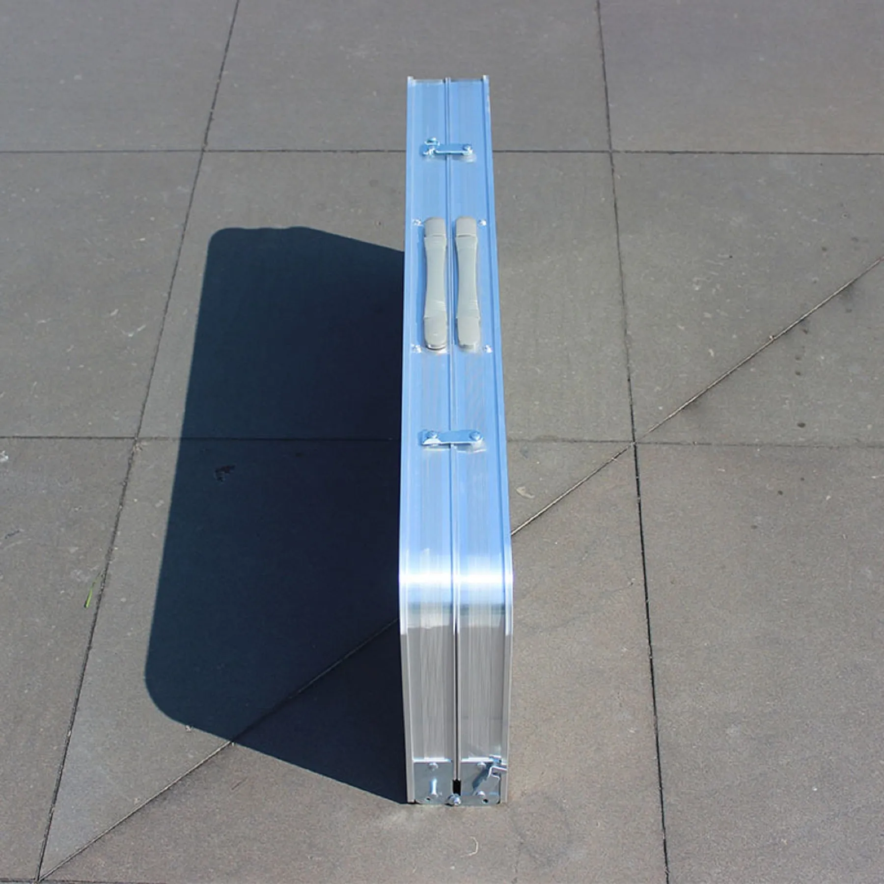 Folding table